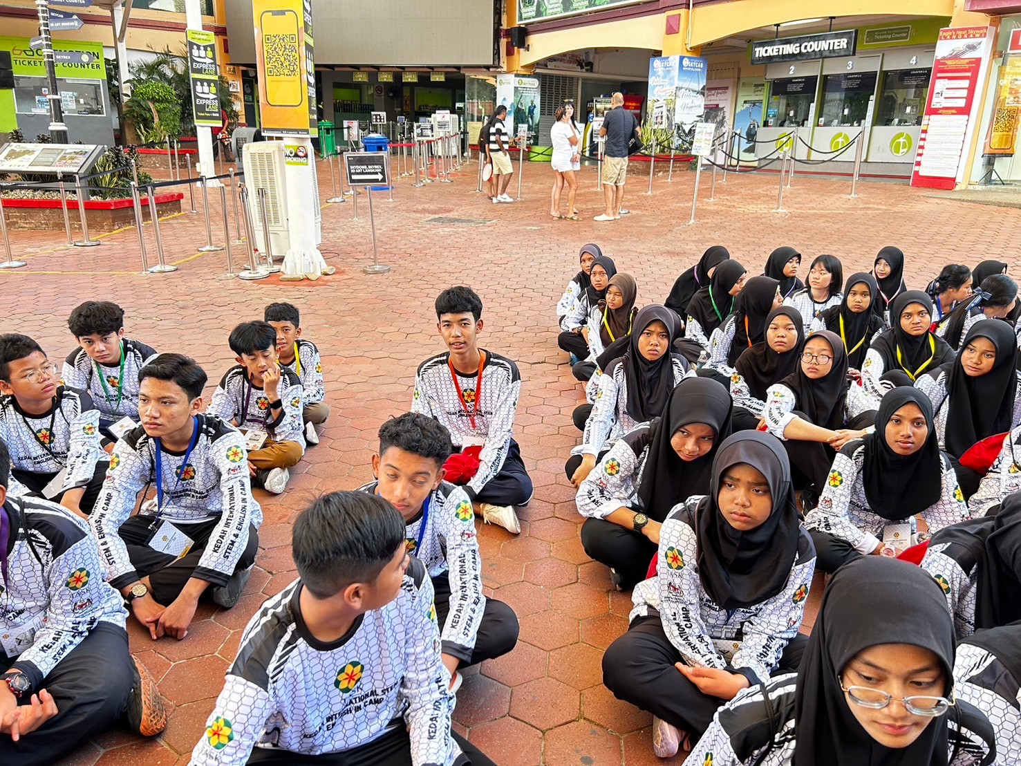 LINE_ALBUM_khay Stem and English Camp n prathes maleseiy_241120_14.jpg